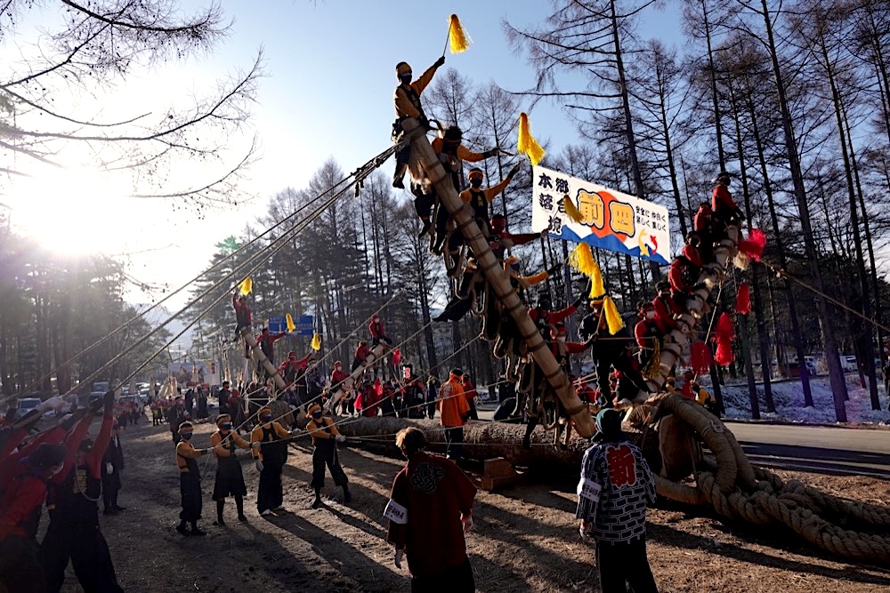 御柱祭の様子