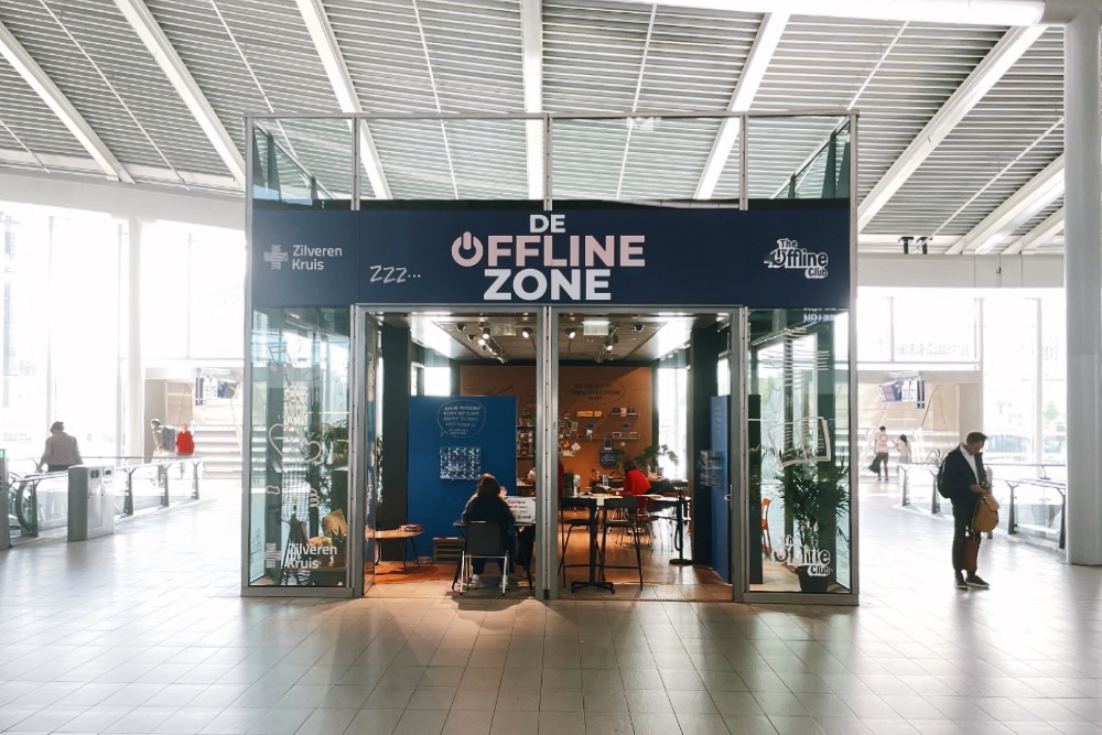 オランダの駅に、電子機器NGの“オフライン・ゾーン”現る。スマホを預けて、自分と向き合う時間を width=