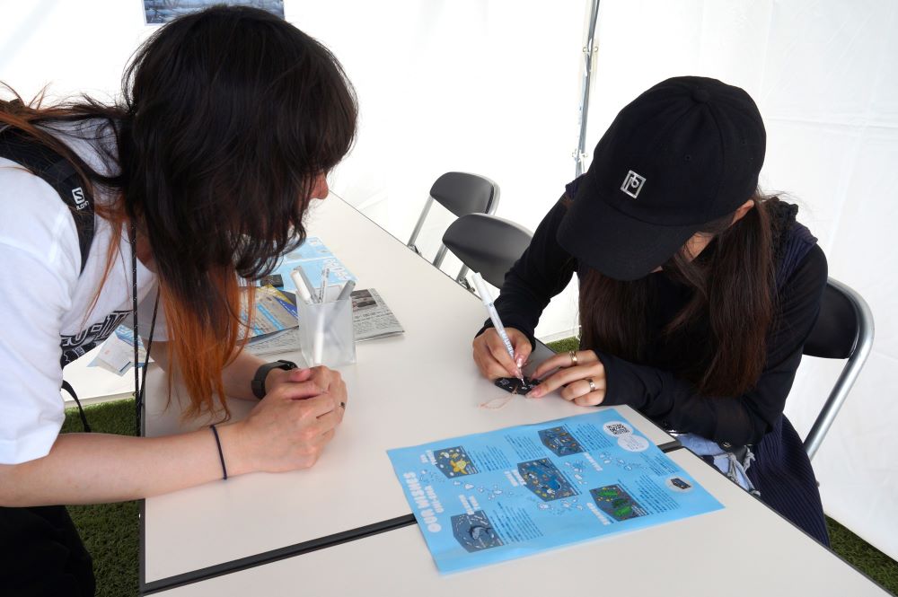 絵馬に願いを書く参加者