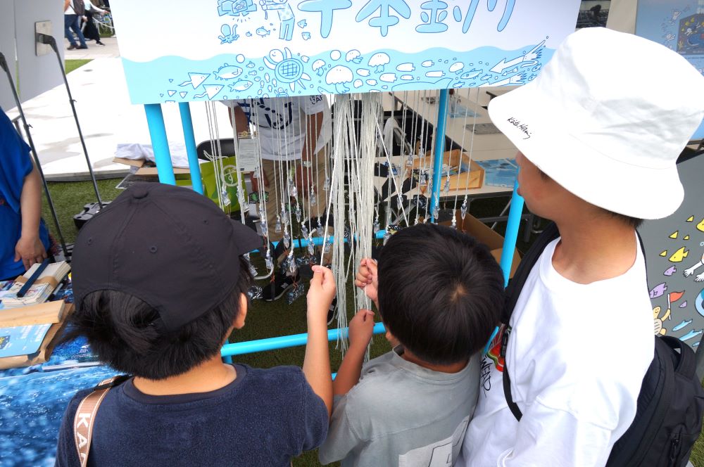 千本引きを引く子どもたち