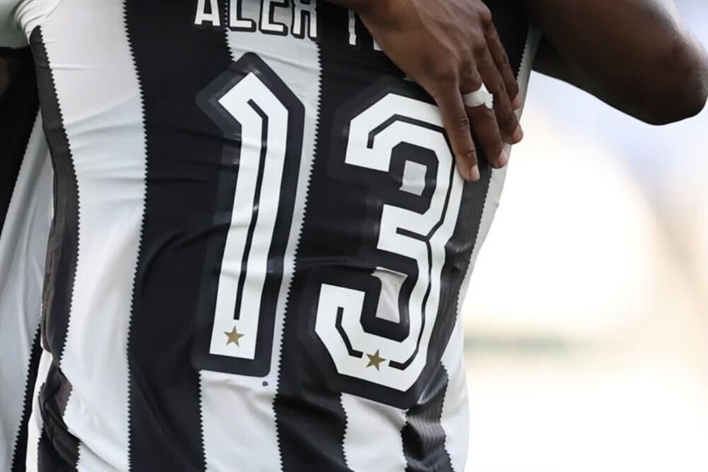 サッカーユニフォームのデザインに隠された、命をつなぐ「黒い点」の意味 width=