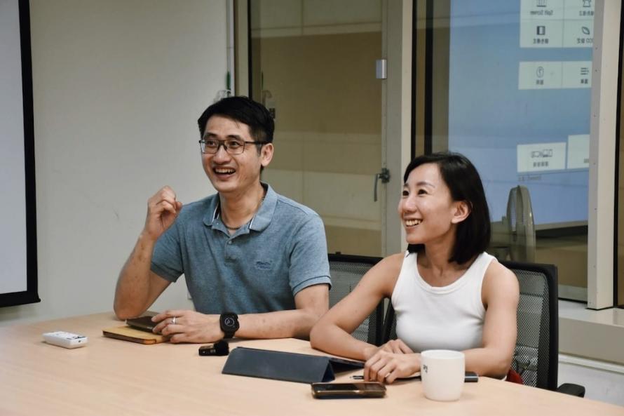 台湾ツアープログラム "Repair Our Futures" にて REnato lab オフィス訪問時の様子。写真右が Aining さん