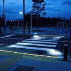 “光る地面”が、横断歩道の存在を知らせる。信号のない道で子どもの交通事故防止に