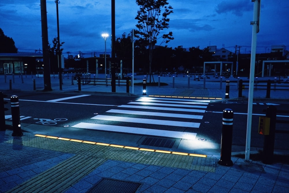 “光る地面”が、横断歩道の存在を知らせる。信号のない道で子どもの交通事故防止に width=