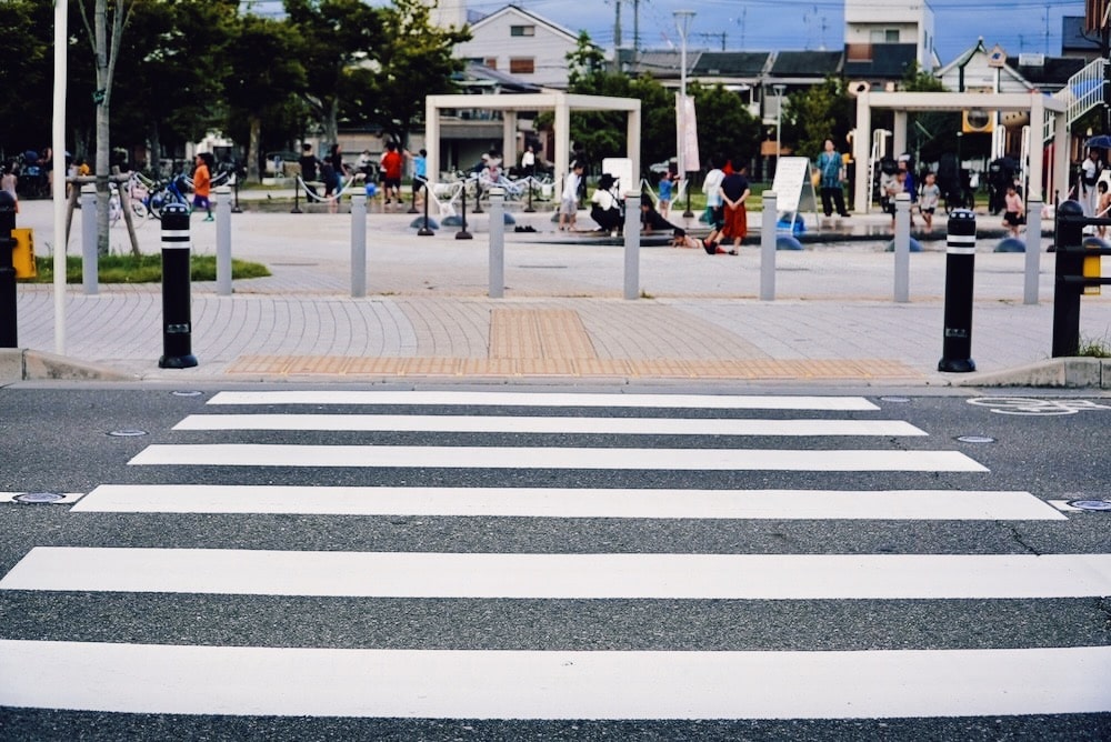 横断歩道の先に公園がある