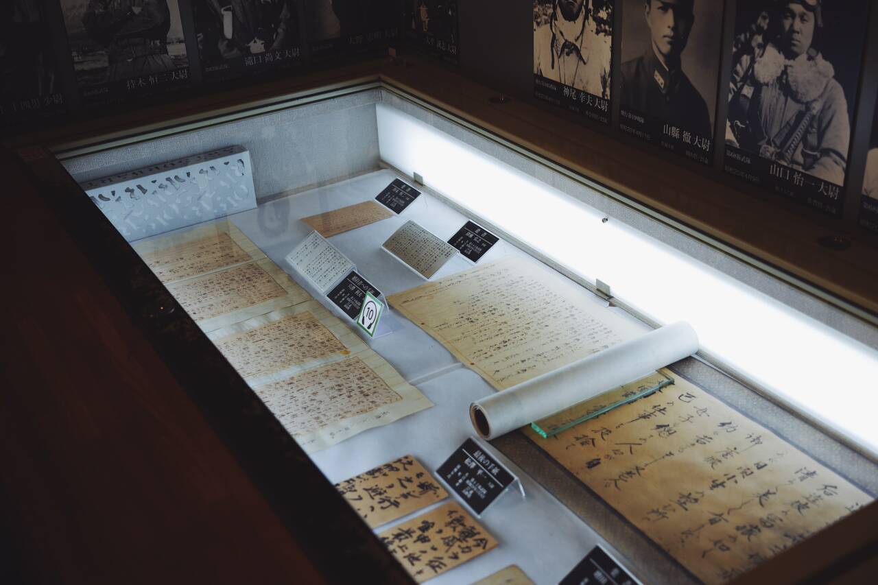 ガラスケースに並べられた遺書や最後の手紙。