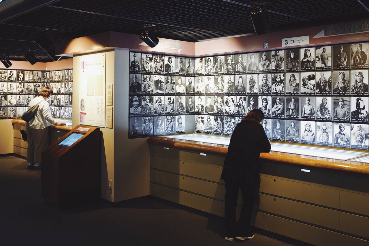 会館の壁一面に展示されたずらりと並ぶ遺影。
