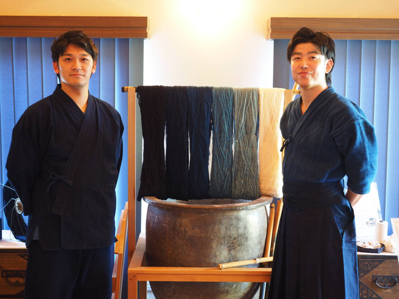野川染織工業 五代目 野川雄気氏と、教育者であり藍染の長年の愛用者、雨谷水紀氏(剣道七段)