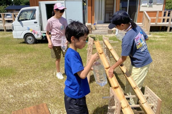 プレイカーで遊ぶ子供たち