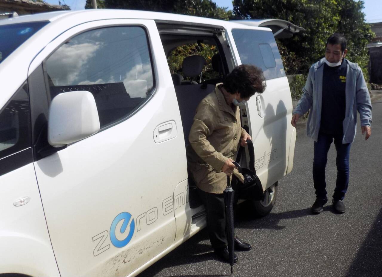 電気自動車での地域住民の送迎サービス。持続的な活動再開に向けて事業体制を整備している