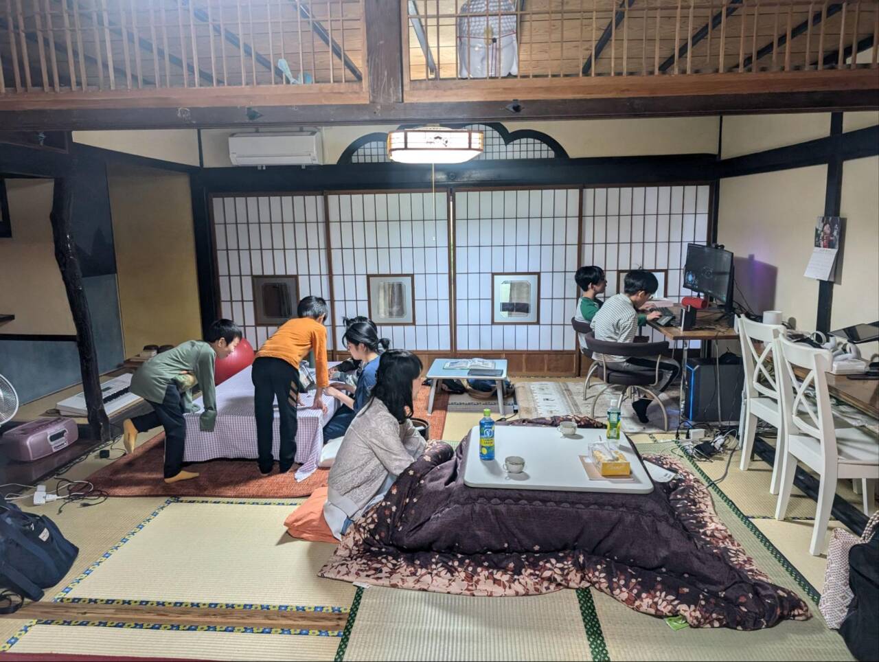 子どもたちが笑い声を響かせながら過ごす、ひふみ学園のメインルーム。