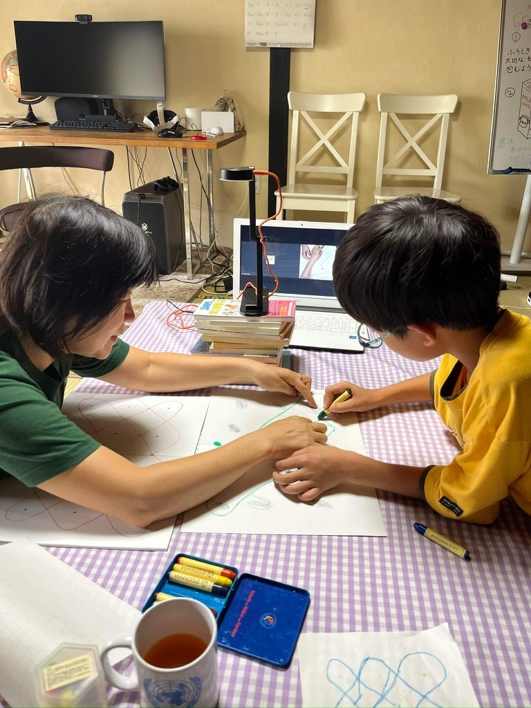 子どもに寄り添う秋田さんの笑顔が、場をやさしく包む。