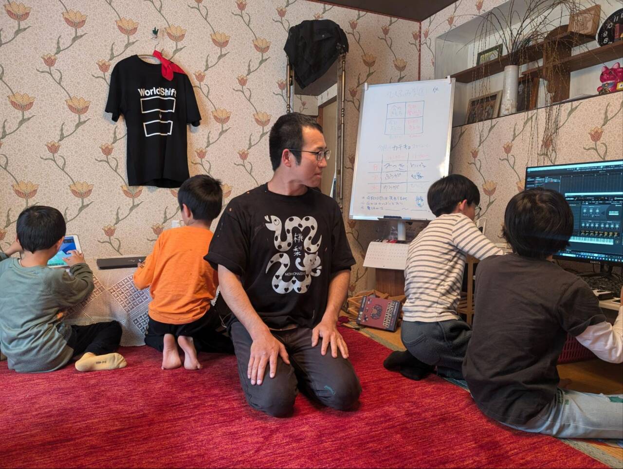 朝の会と帰りの会を行う部屋で、子どもたちと穏やかな時間を過ごす石井大介さん。ひふみ学園のプロボノ先生であり、この古民家の管理人としてここで暮らしている。