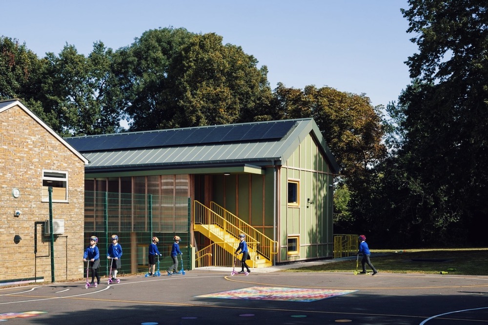 手話がもっと伝わる空間へ。英国ろう学校の「五感に寄り添う」新校舎