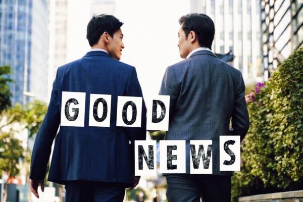 スーツ姿の男性2人の後ろ姿