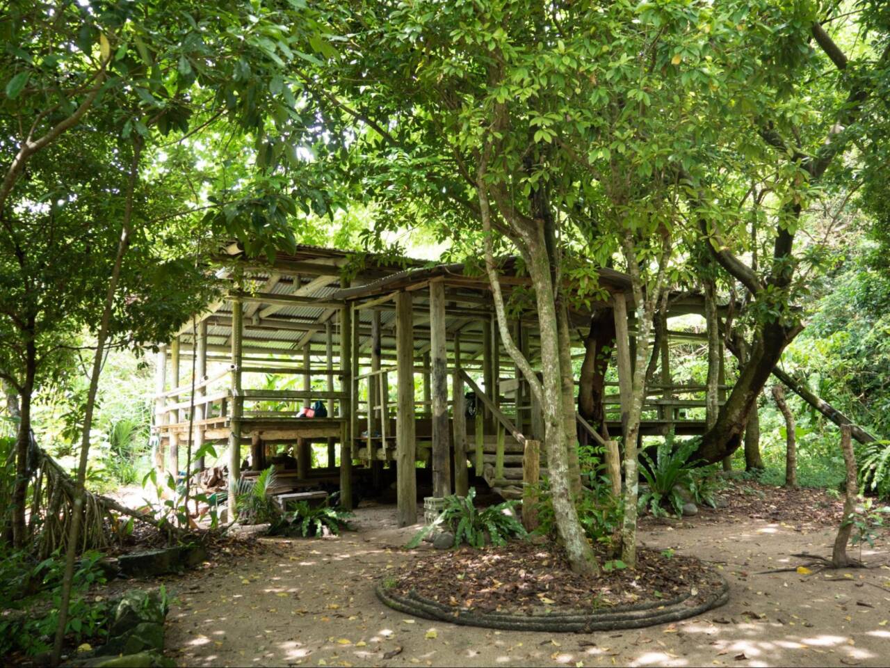 じんぶん学校で寝床となる高床の小屋