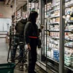 狭い店舗に限られた品揃え？カナダの“ちょっと不便な“スーパーが物価高の救世主に width=
