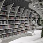 画面スクロールの代わりに、ページをめくらない?ワルシャワの地下鉄駅に図書館が誕生