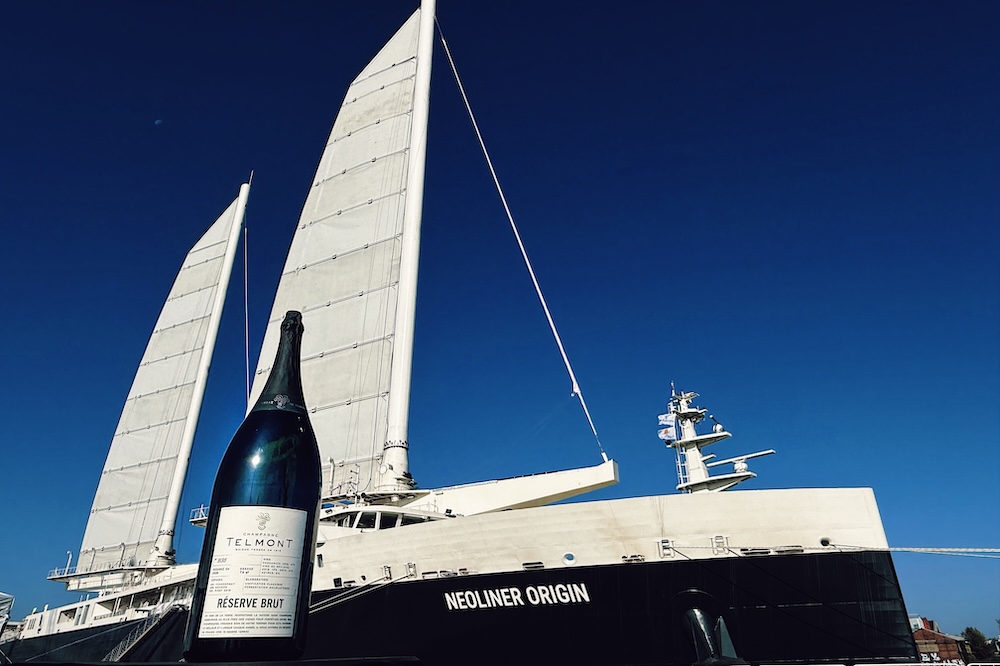 テルモン、シャンパーニュを風で“スローに”運ぶ。仏企業で「帆船輸送」が拡大 width=