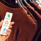 フランス、衣料品に「環境コストラベル」義務化へ。“見えないコスト”は消費の選択を変えるか？