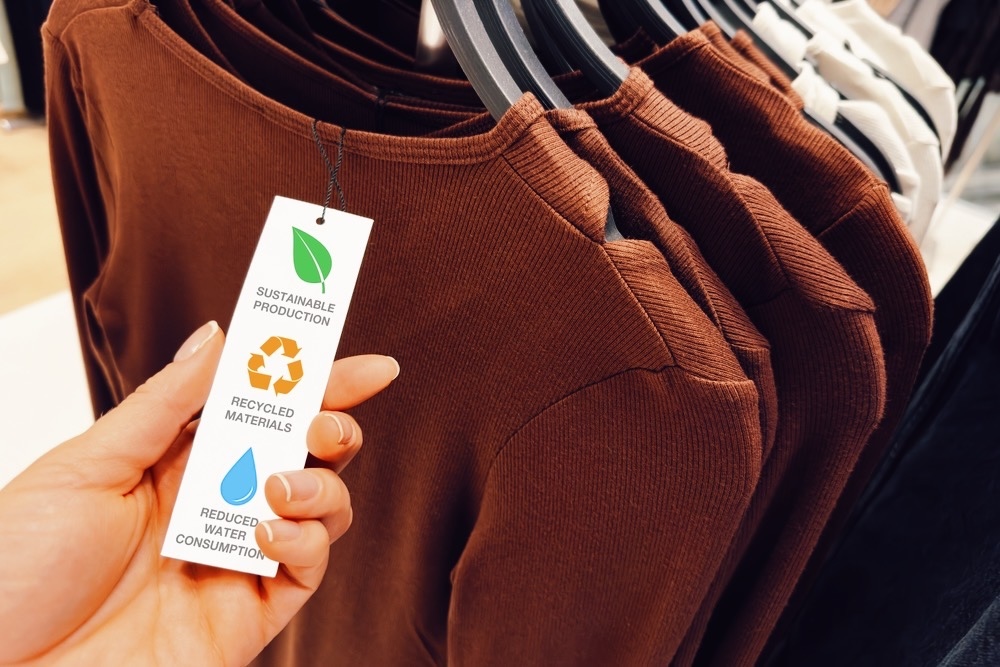 フランス、衣料品に「環境コストラベル」義務化へ。“見えないコスト”は消費の選択を変えるか？ width=