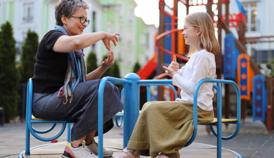 公園で手話をする人