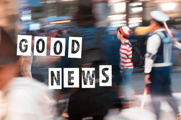 街中にいるウォーリーの仮装をした人