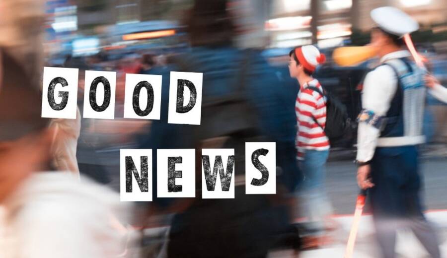 街中にいるウォーリーの仮装をした人