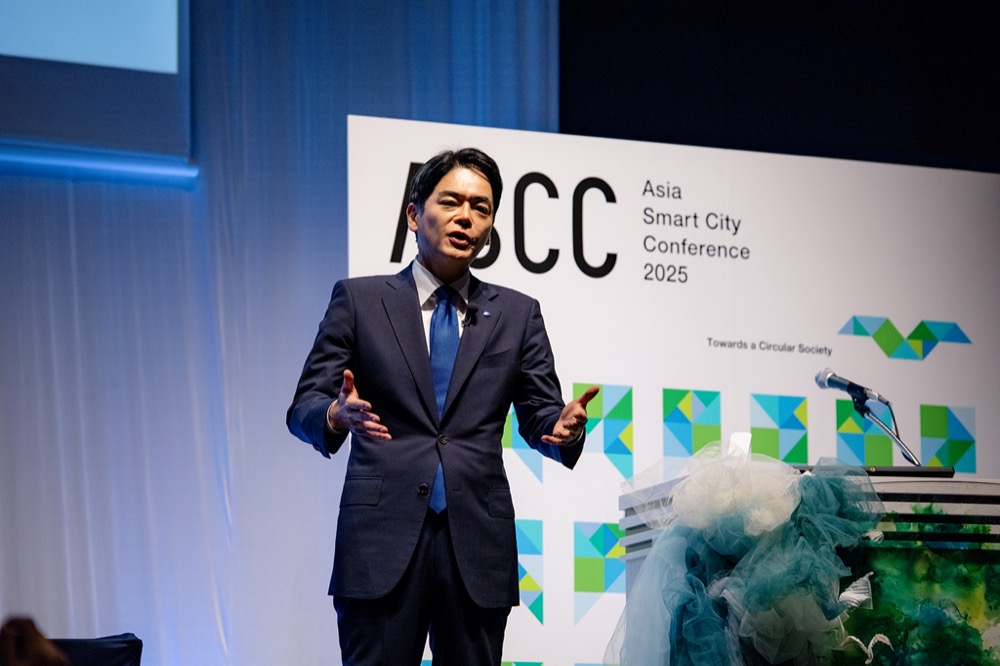 演説を行う山中竹春氏