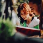 アメリカの学校「スマホ禁止」で、生徒が読書に回帰。貸し出し冊数が3倍の高校も