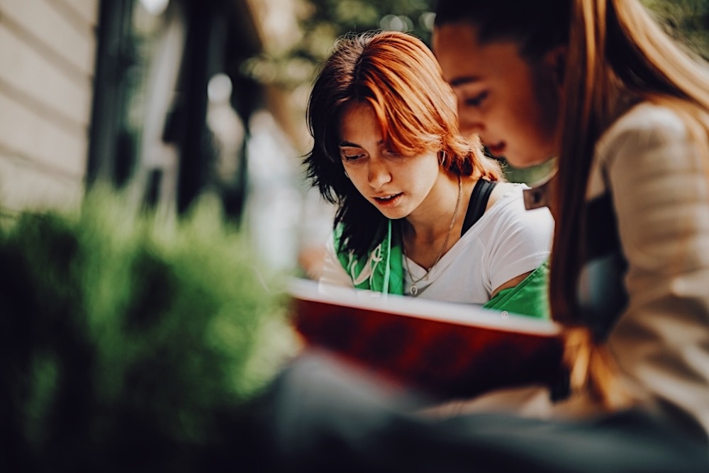 アメリカの学校「スマホ禁止」で、生徒が読書に回帰。貸し出し冊数が3倍の高校も width=