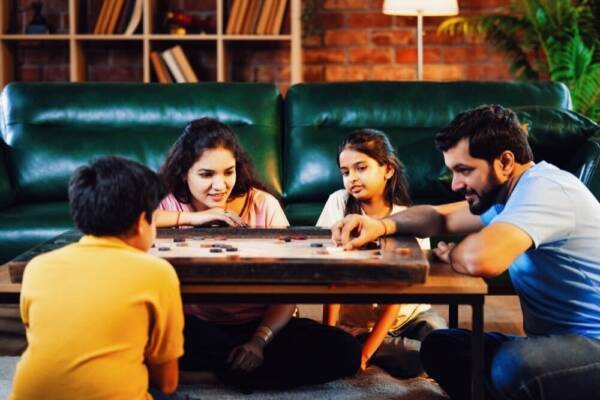 家族でゲームをプレイする様子