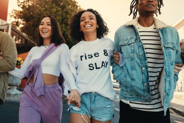 腕を組んで楽しそうに歩く若者たち