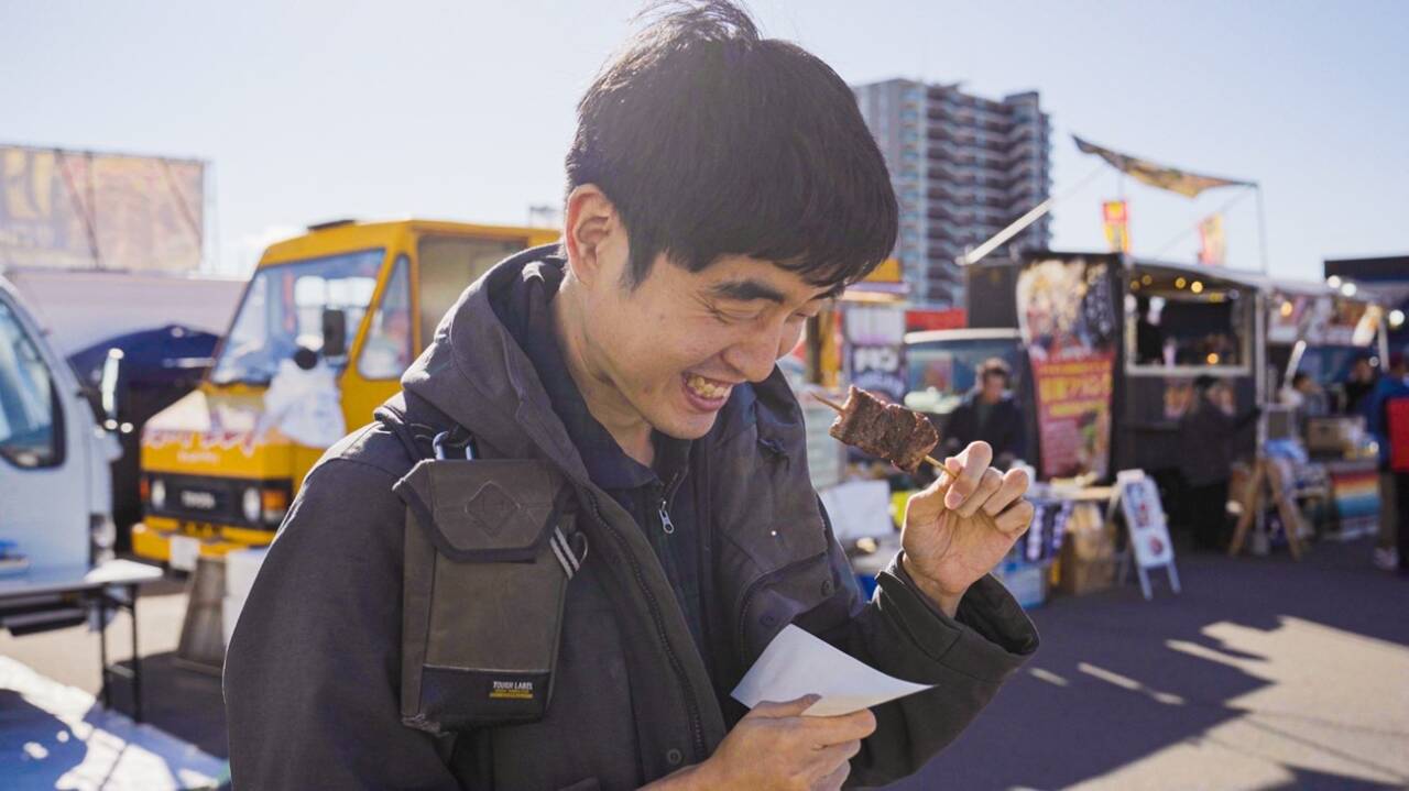 目当てのキッチンカーにたどり着きグルメを笑顔で堪能する参加者