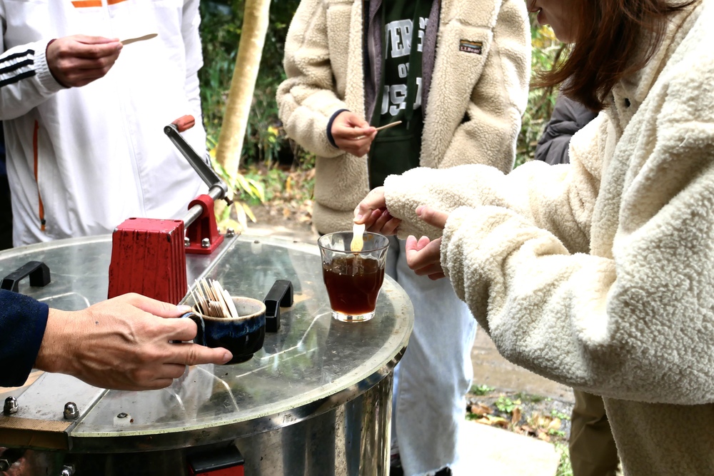 採蜜したての蜂蜜を食べる様子