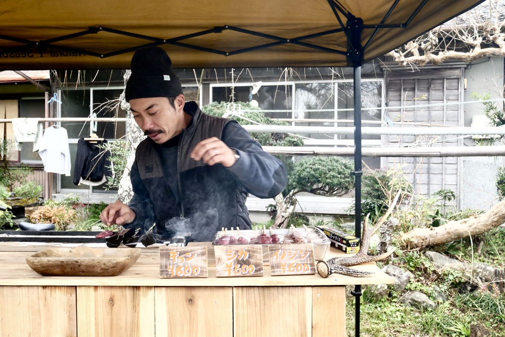 ジビエ串を焼く様子