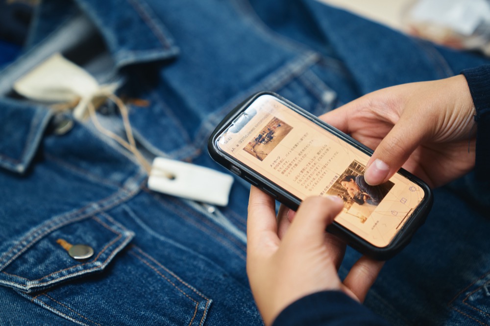 洋服のタグとスマートフォン