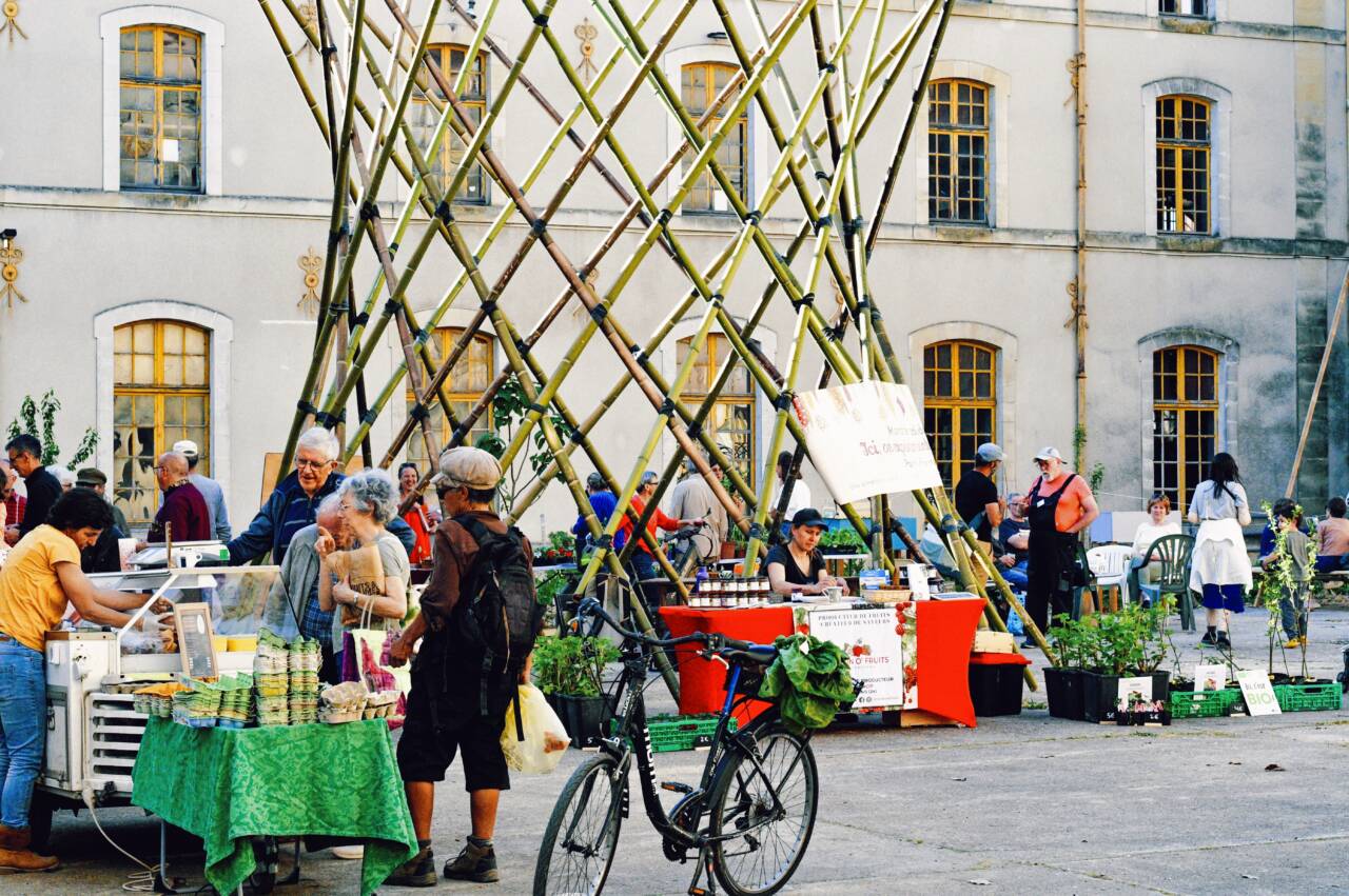 「同じ野菜、違う値段」は公平になり得るか。買う人が価格を決められるフランスの市場 width=