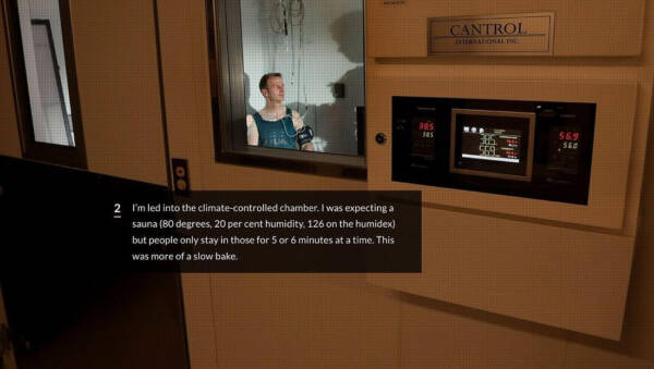 部屋に入っているジャーナリスト