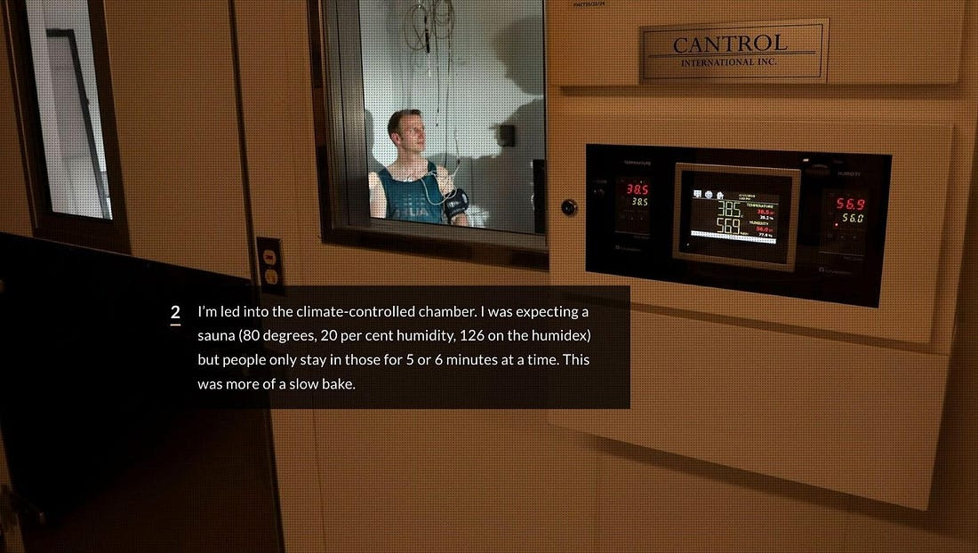 部屋に入っているジャーナリスト