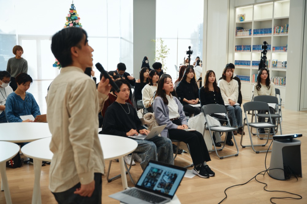 神奈川大学での中間発表の様子