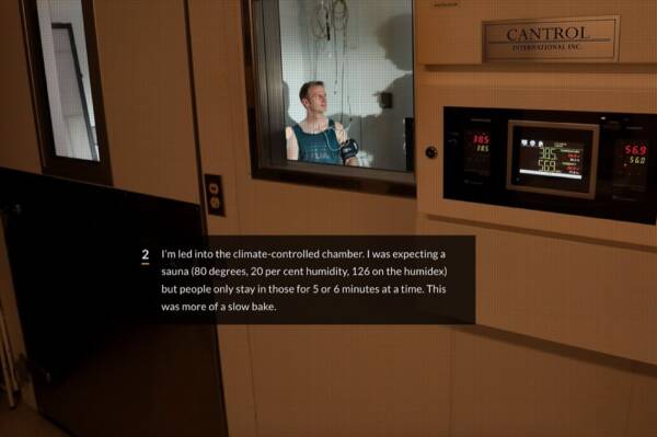 温室に入るジャーナリスト