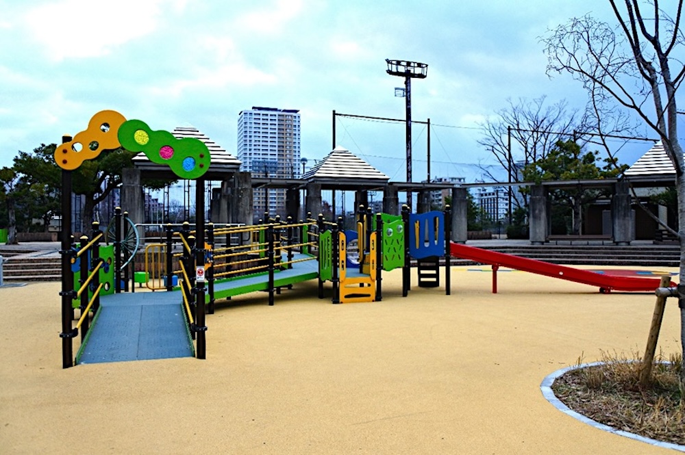“みんな一緒”に囚われない、誰もが自分らしく遊べる公園へ。福岡市の「インクルーシブな子ども広場」づくり width=