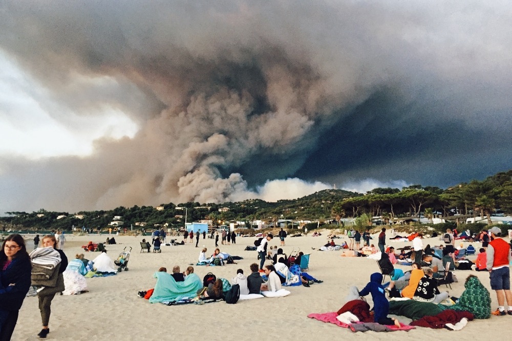 今こそ、火災と生きる知恵を。南仏・マルセイユで始まった、住民が自ら街を守る「火の学校」 width=