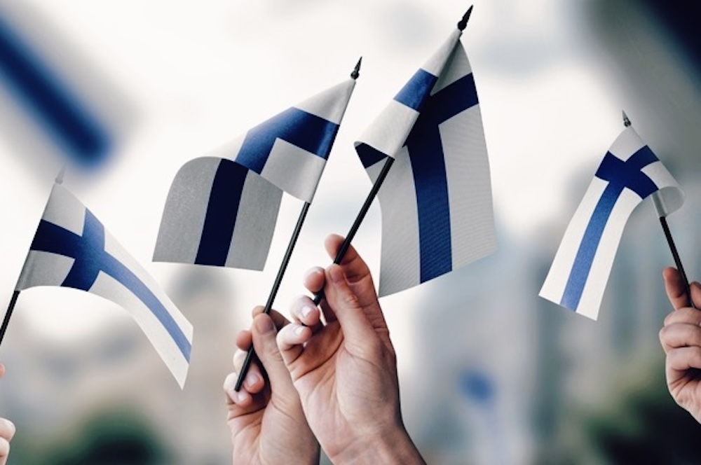 フィンランドの差別的ジェスチャー騒動が問う、「極端な意見も内包する」民主主義の葛藤 width=