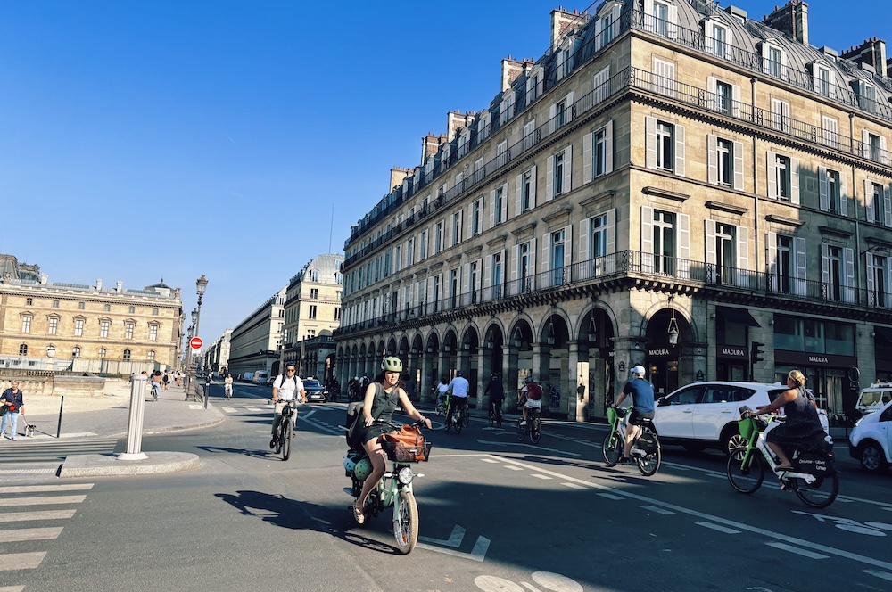 自転車政策は「住みやすさ」の指針であり「美学」。パリが示した、文化としてのサステナビリティの育て方 width=