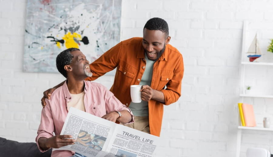 コーヒーを飲みながら新聞を見る2人
