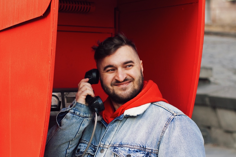 支持政党が違うとわかりあえない、ではないかも。「反対派とつながる電話」実験で幸福度上昇が確認 width=