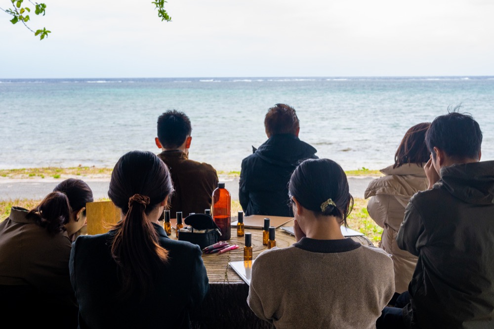 海に向かって瞑想する人たち