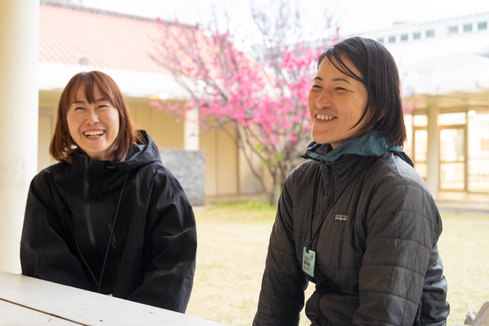 (左)喜屋武衣住さん (右)岩田希美子さん